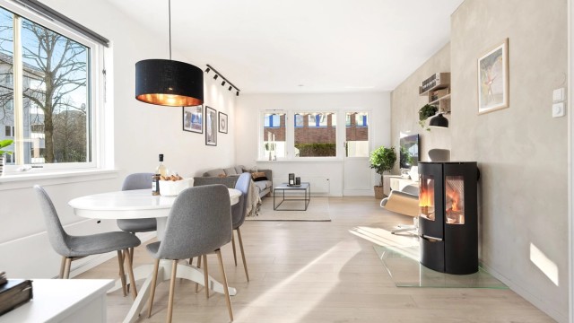 Velkommen til Sørkedalsveien 23A - Presentert av Eiendomsmegler Marius Stormfelt - Stilfull 3-roms endeleilighet med gjennomgående god standard, lys og luftig atmosfære samt sydvendt balkong med utgang fra stuen.