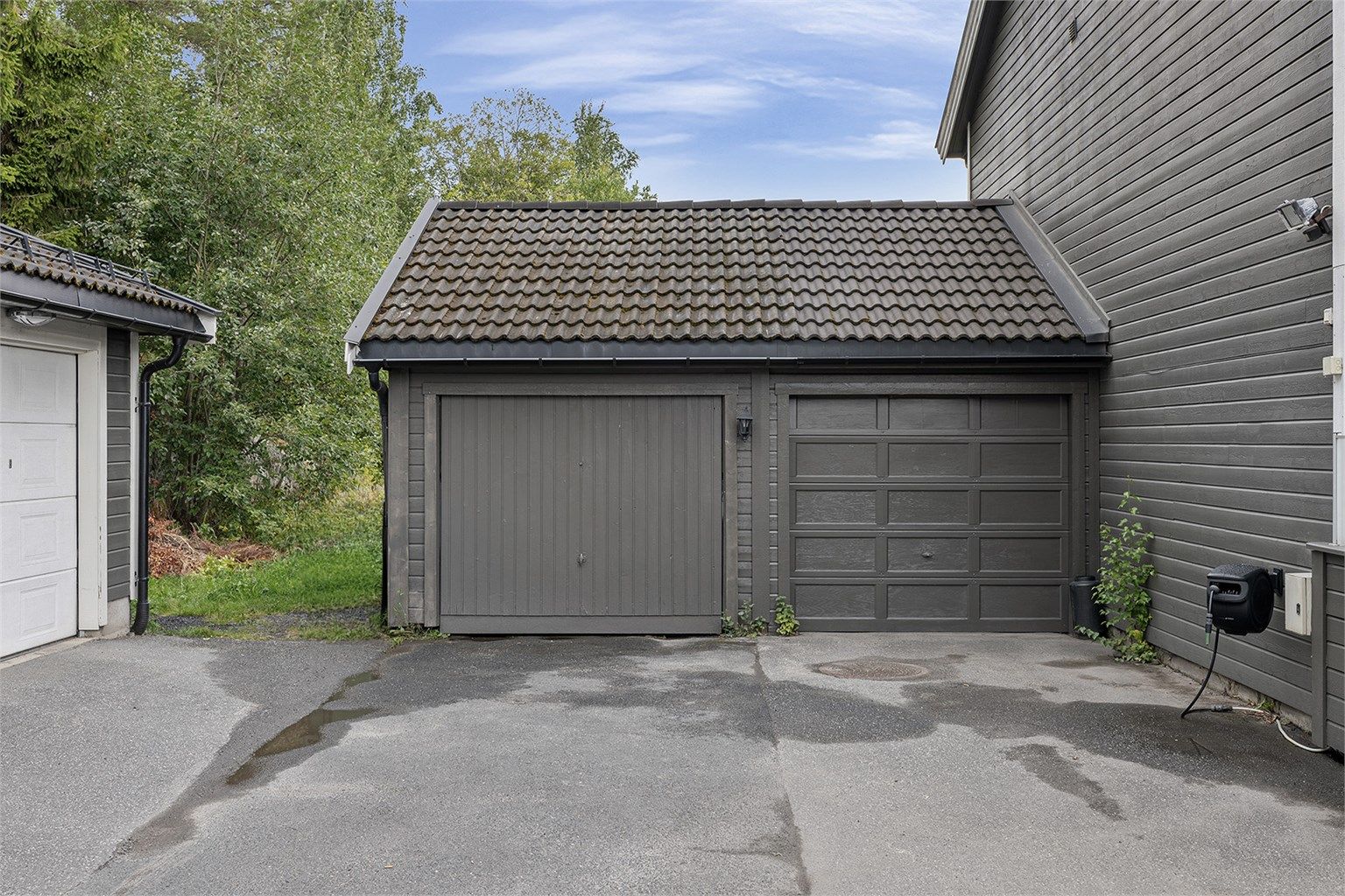 Garasjeplass i egen garasje på 16 m² med mulighet for å etablere elbillading.