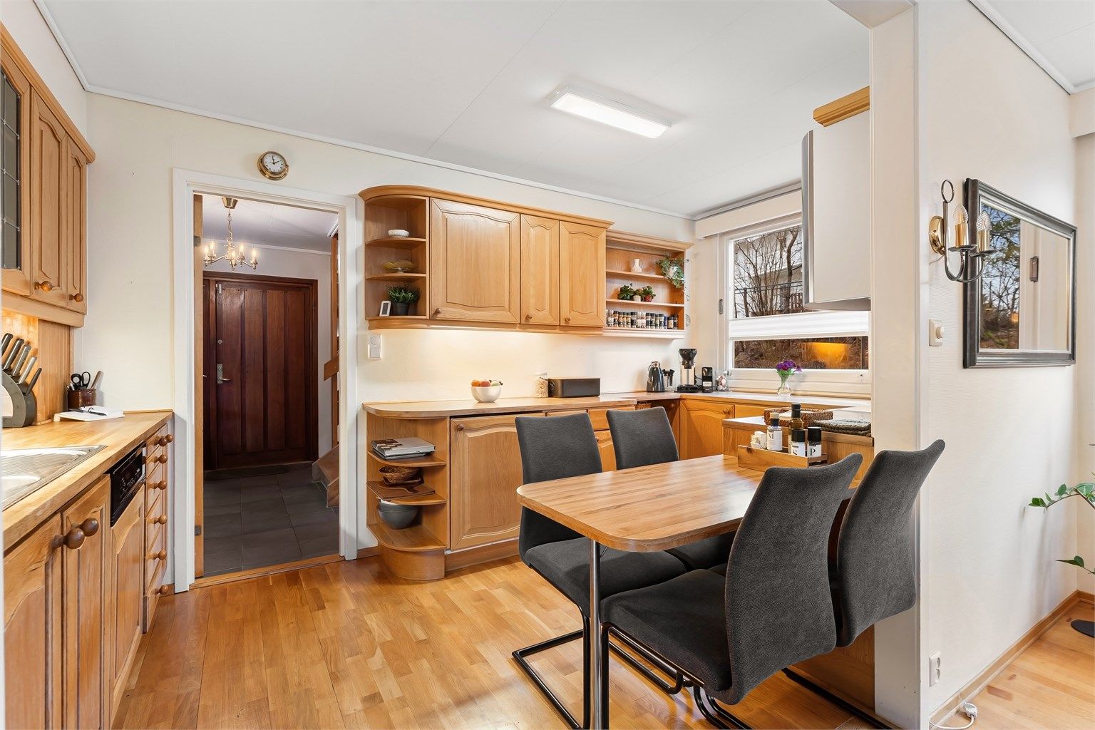 Funksjonelt kjøkken med innredning fra 1989 og en praktisk spiseplass.