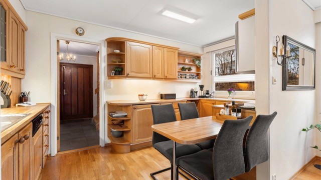 Funksjonelt kjøkken med innredning fra 1989 og en praktisk spiseplass.