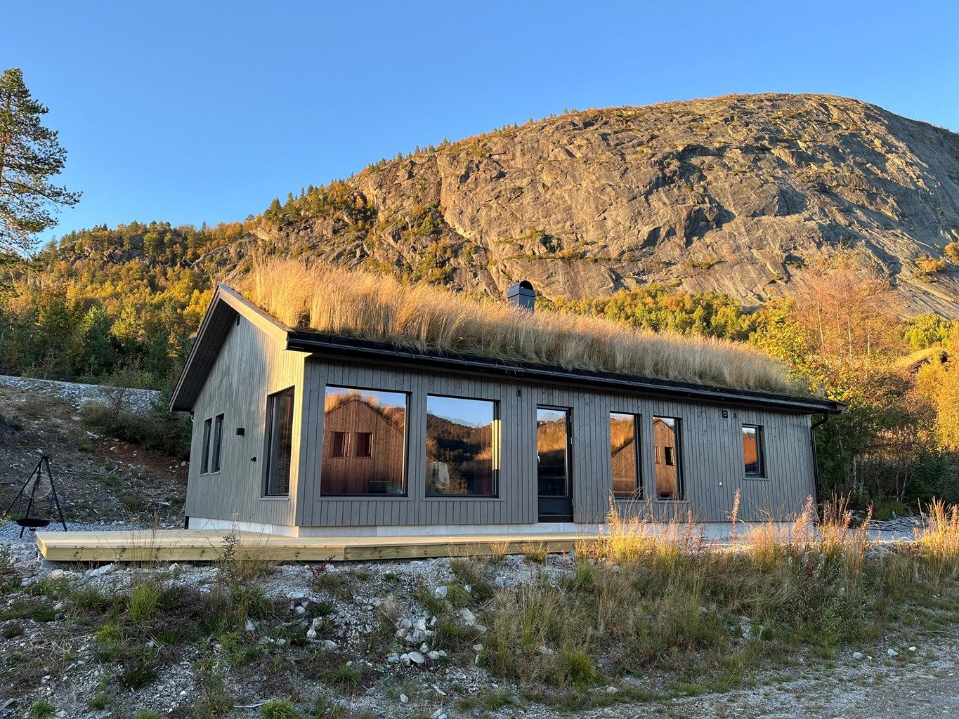 Store vindusflater i stue og kjøkken.