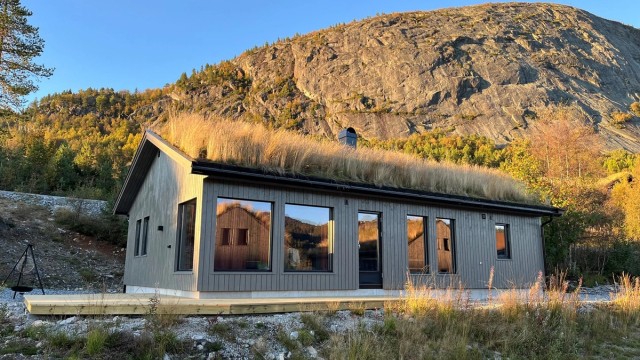 Store vindusflater i stue og kjøkken.