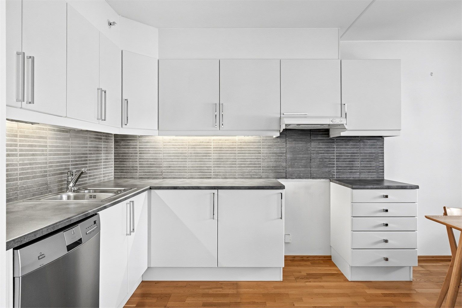 Kjøkken med innredning i profilerte fronter, benkeplate av laminat. Godt med skap og benkeplass