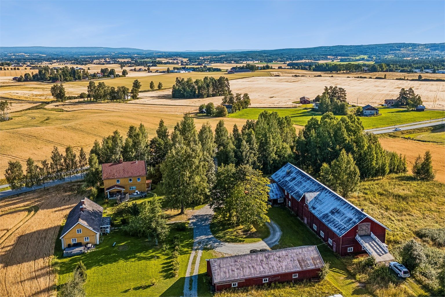 Velkommen til Svinberg. Idyllisk gårdstun sentralt i Stange.