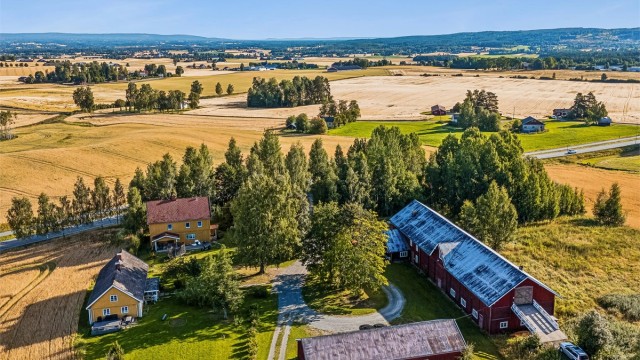 Velkommen til Svinberg. Idyllisk gårdstun sentralt i Stange.