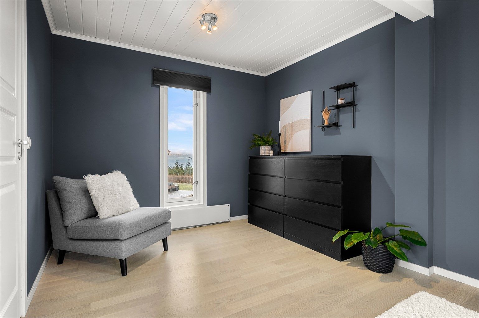 Videre har boligen et soverom på hele 17 kvm med god plass til dobbeltseng, nattbord og ekstra oppbevaring. Rommet er opprinnelig byggemeldt som to mindre soverom, og kan enkelt kles igjen for å skape flere soverom i boligen. 