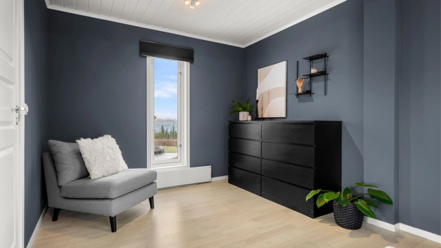 Videre har boligen et soverom på hele 17 kvm med god plass til dobbeltseng, nattbord og ekstra oppbevaring. Rommet er opprinnelig byggemeldt som to mindre soverom, og kan enkelt kles igjen for å skape flere soverom i boligen.