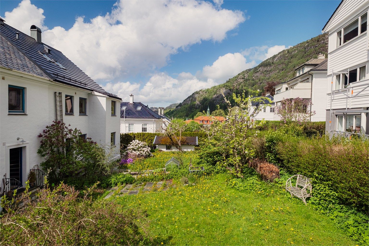Felles hage på husets bakside som alle beboerne disponerer