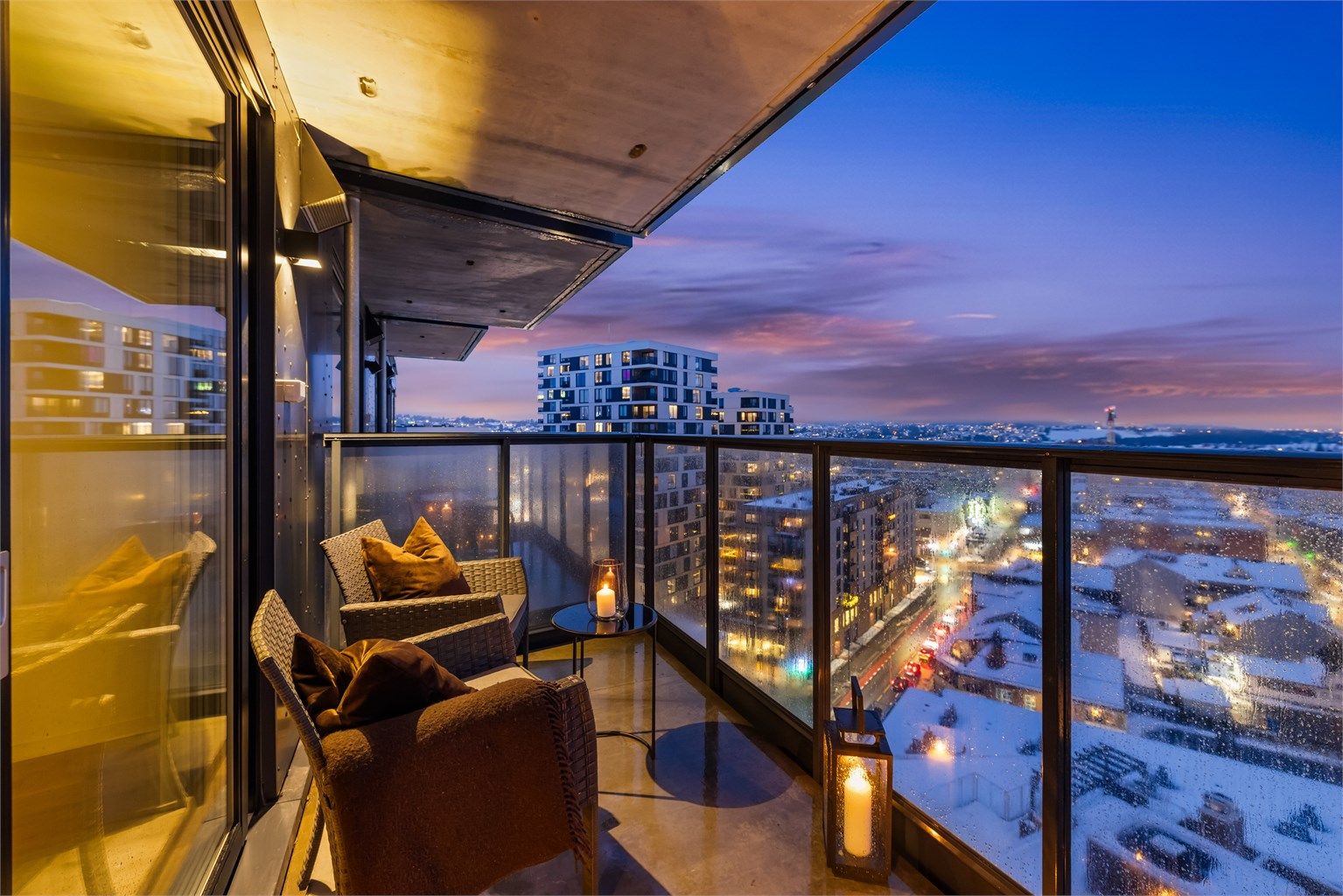 Balkongen er en fin uteplass med utsikt over byens liv.