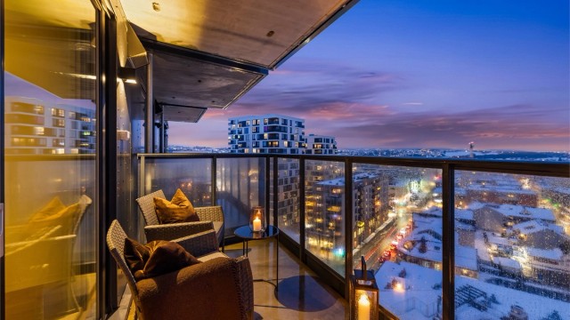 Balkongen er en fin uteplass med utsikt over byens liv.