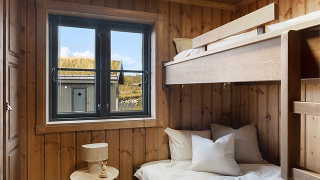 Soverom 2 med plassbygget garderobeskap og plassbygd seng med oppbevaring