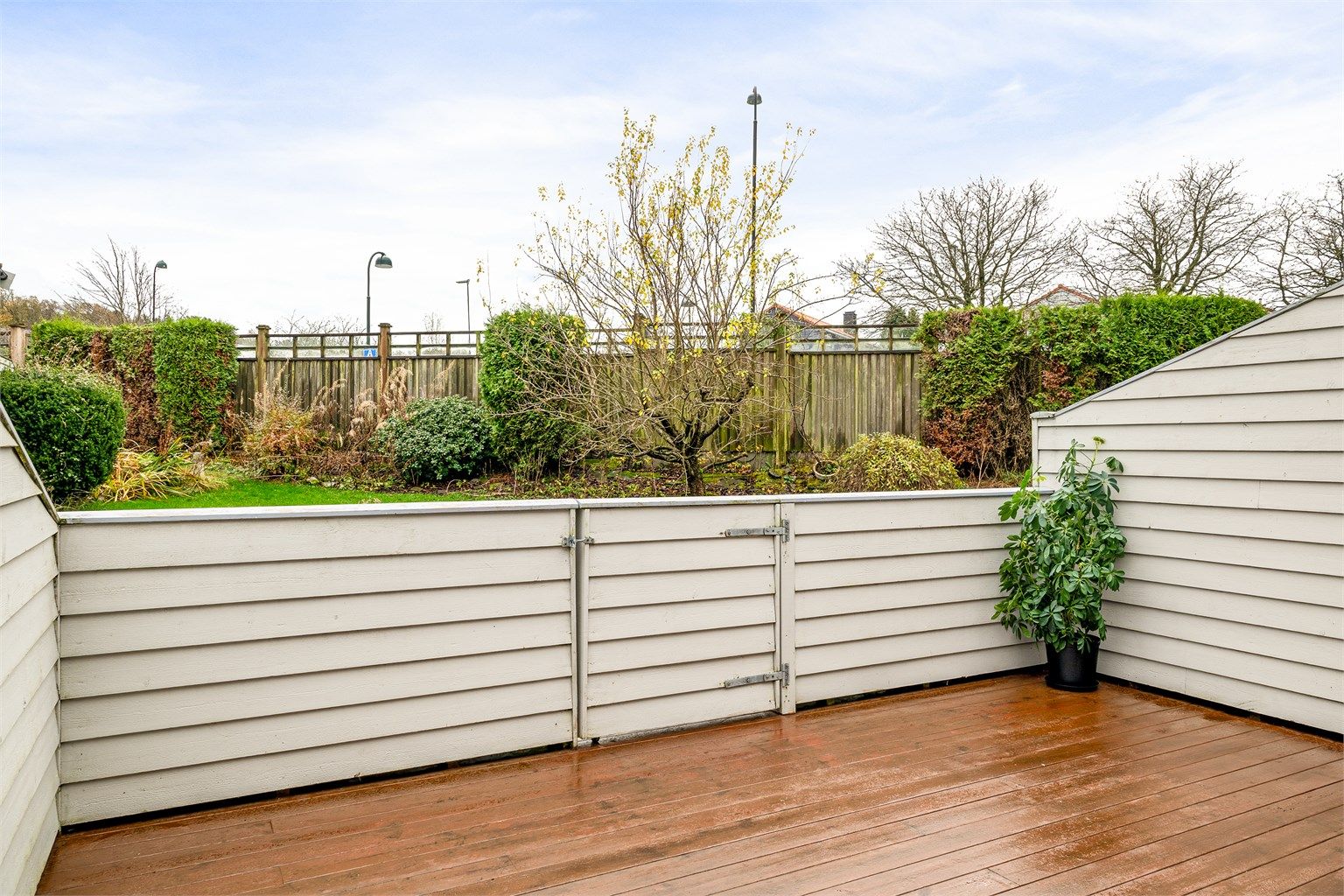 Romslig sørvendt terrasse med gode solforhold samt god plass til både utemøbler og grill. 