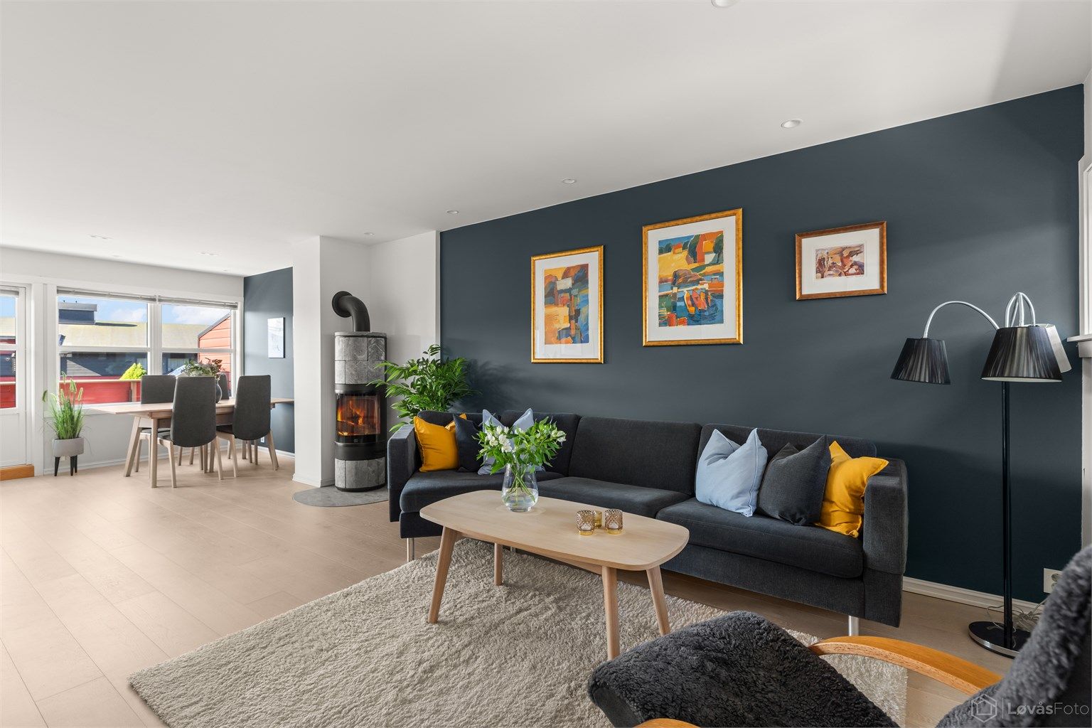 Gjennomgående rekkehus over to plan som byr på en praktisk og familievennlig planløsning med lyse oppholdsrom, gode oppbevaringsmuligheter og fine uteplasser.
Foto: Løvås Foto
