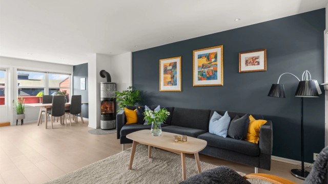 Gjennomgående rekkehus over to plan som byr på en praktisk og familievennlig planløsning med lyse oppholdsrom, gode oppbevaringsmuligheter og fine uteplasser.
Foto: Løvås Foto