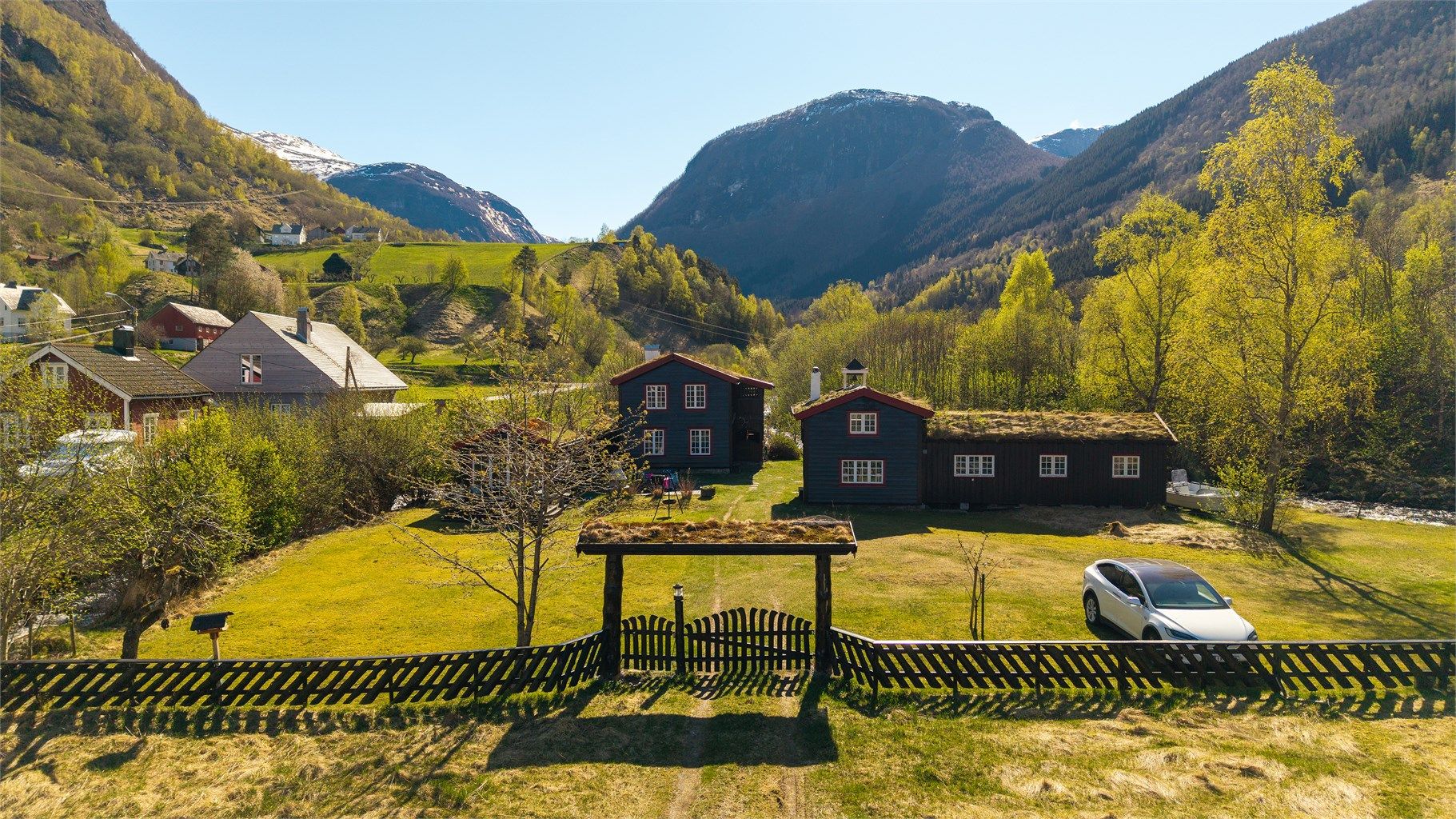 Tunet ligger skjermet til, men likevel sentralt i dalføret.