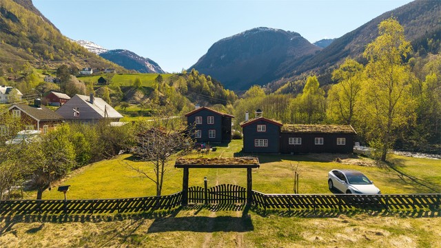 Tunet ligger skjermet til, men likevel sentralt i dalføret.