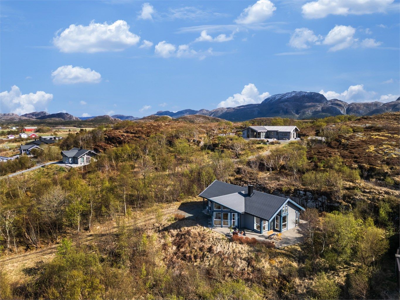 For daglige behov finnes dagligvarebutikk i kort kjøreavstand, mens Botngård ligger omtrent 10–15 minutter unna med et bredere servicetilbud som butikker, apotek, vinmonopol og ulike fritidsaktiviteter.