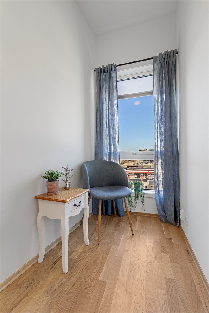 Den smarte planløsningen inkluderer en liten krok ved soverommet, ideell som en liten arbeidsplass eller lesekrok.