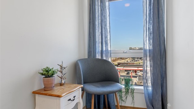 Den smarte planløsningen inkluderer en liten krok ved soverommet, ideell som en liten arbeidsplass eller lesekrok.