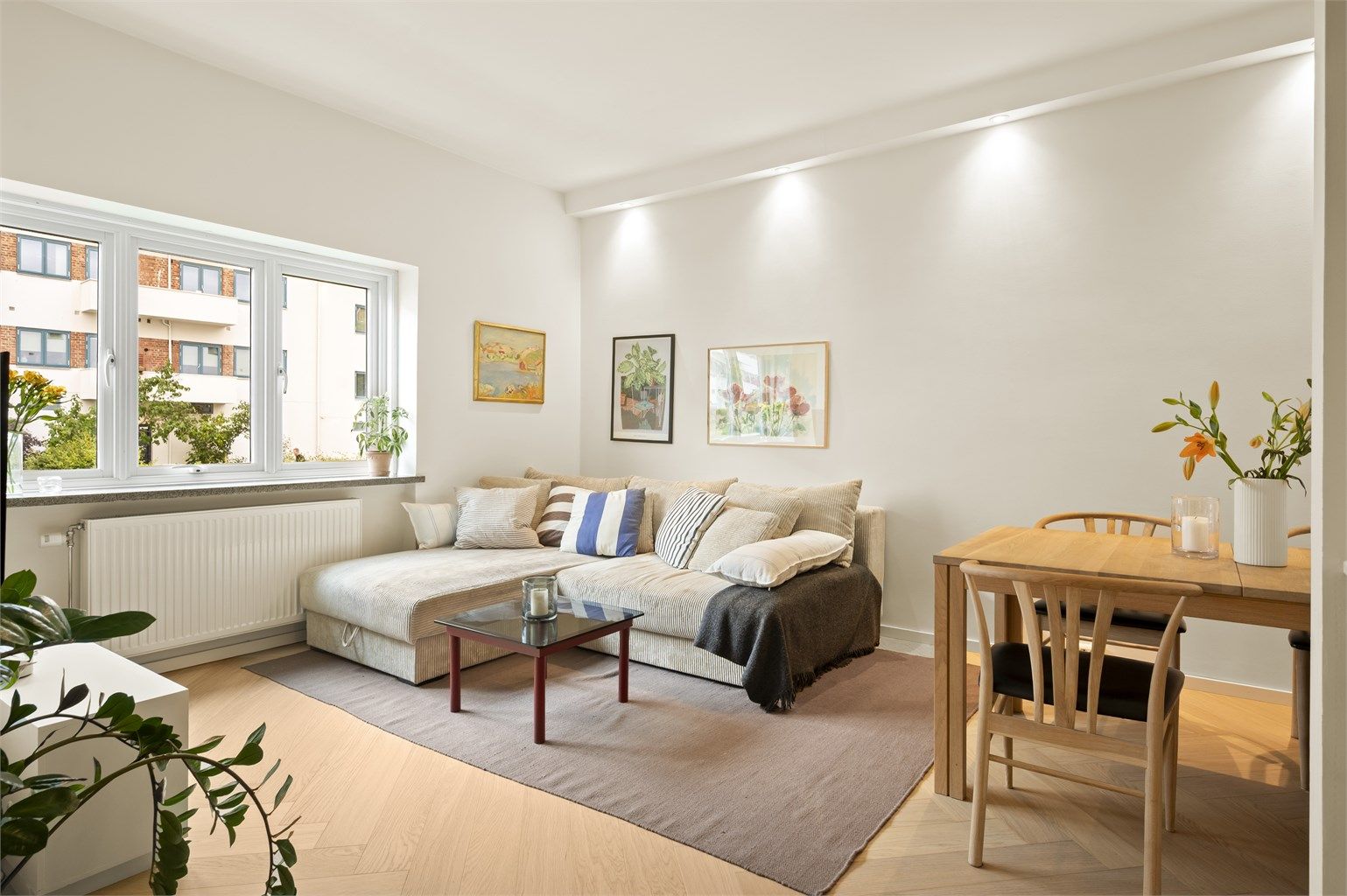 Stuen har store vindusflater som slipper inn rikelig med dagslys og god plass til en romslig hjørnesofa.