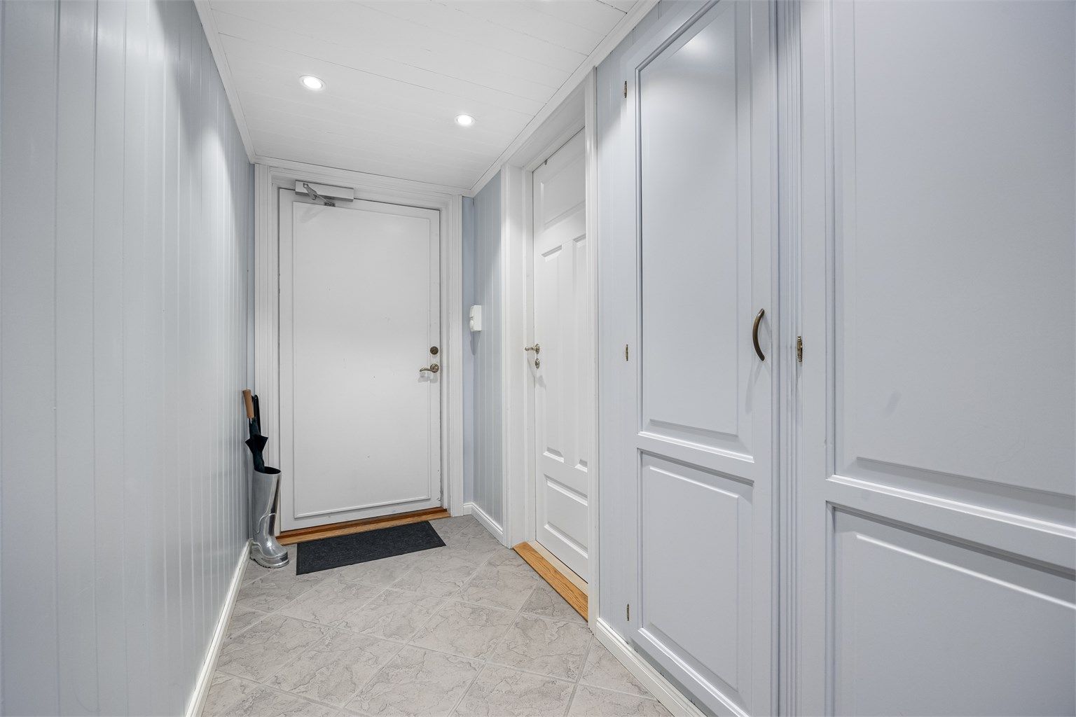 Velkommen inn! Gangen er pusset opp i nyere tid med downlights i taket og nyere panel.