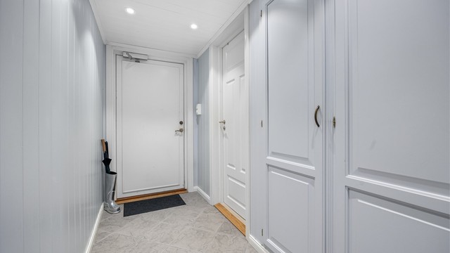 Velkommen inn! Gangen er pusset opp i nyere tid med downlights i taket og nyere panel.