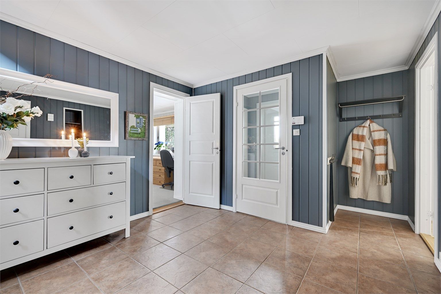 Hall med flislagt gulv, god plass til diverse oppbevaring. 