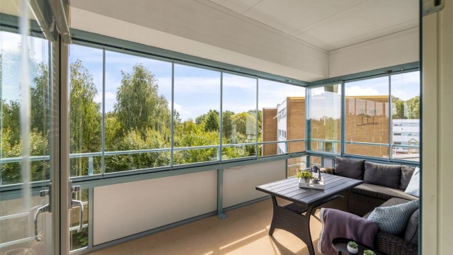 Nydelig innglasset balkong uten innsyn med fint utsyn