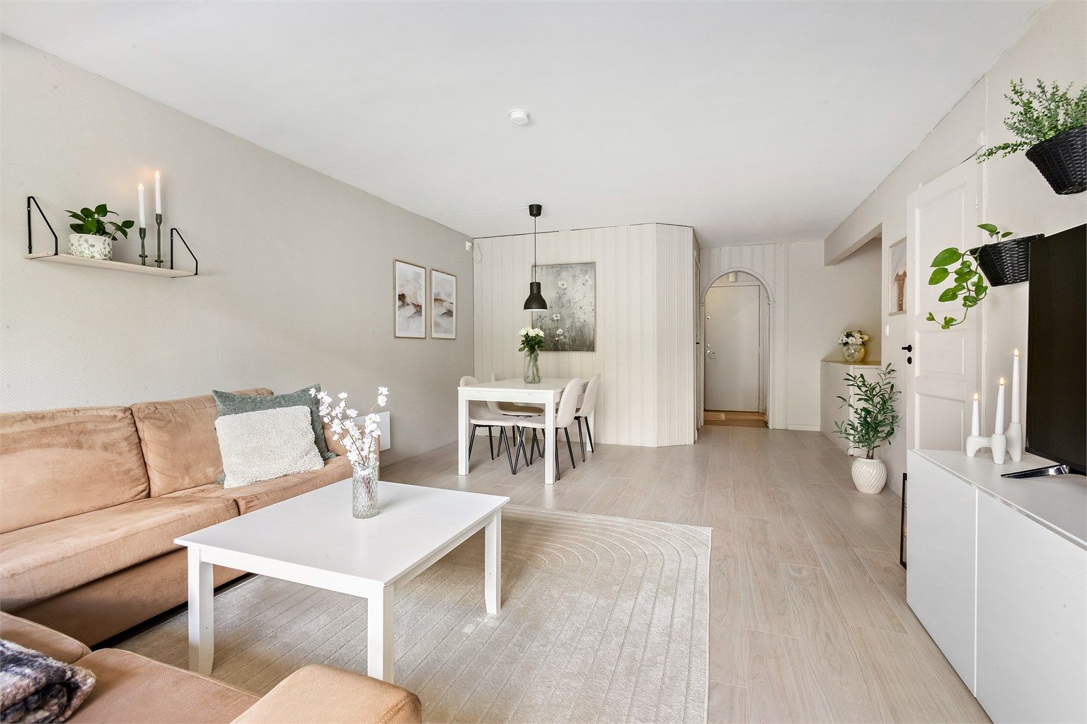 Stuen er romslig og gir plass til både sofagruppe og spisebord.