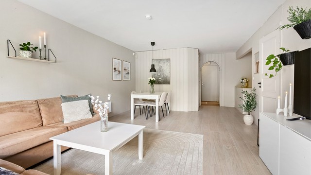 Stuen er romslig og gir plass til både sofagruppe og spisebord.