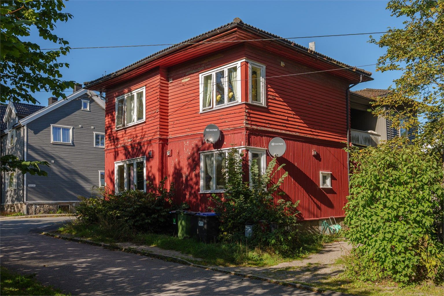 Øyvind Sørensens gate 6 presenteres av Per-Espen Omberg i Krogsveen. Leiligheten inngår i vestsiden av første etasje. Fotograf; Kristoffer Kristiansen.