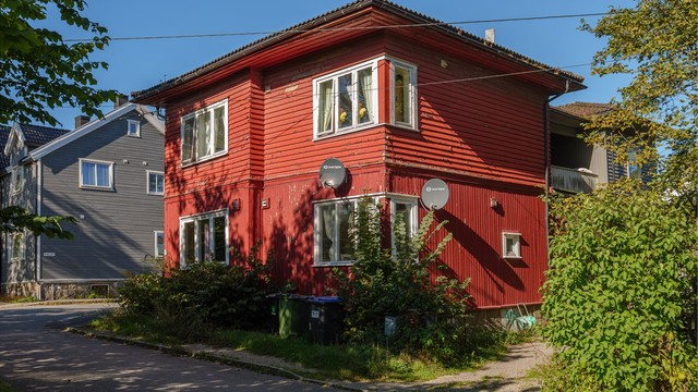 Øyvind Sørensens gate 6 presenteres av Per-Espen Omberg i Krogsveen. Leiligheten inngår i vestsiden av første etasje. Fotograf; Kristoffer Kristiansen.