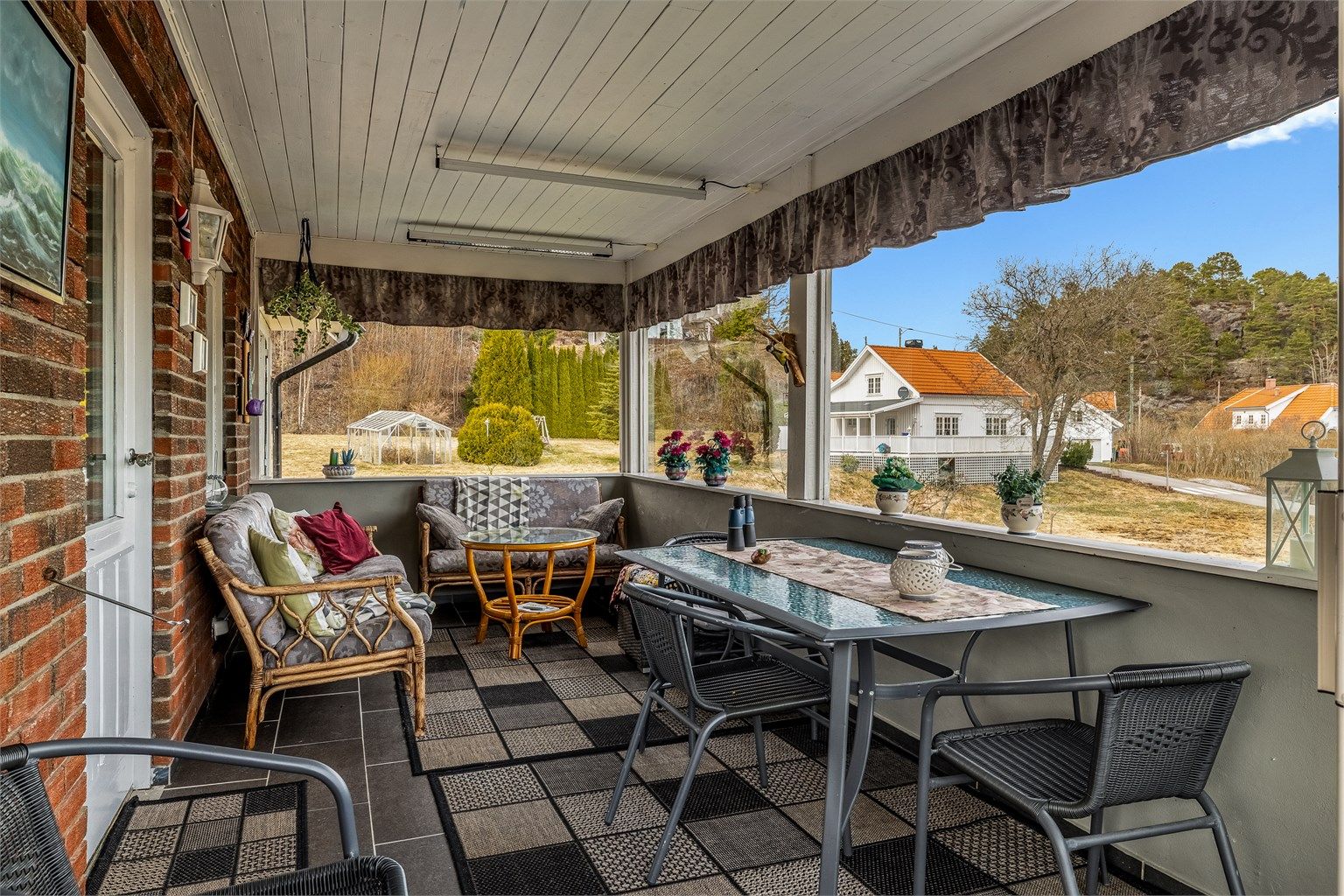 -FREDFULLT. Slik oppsummerer selger følelsen av å slenge seg ned på utesofaen, nyte utsikten og vente på grillmaten.