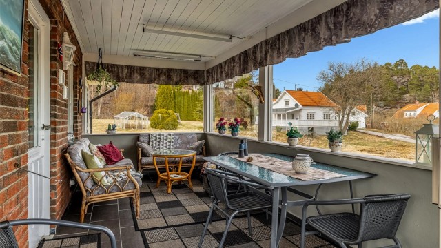 -FREDFULLT. Slik oppsummerer selger følelsen av å slenge seg ned på utesofaen, nyte utsikten og vente på grillmaten.