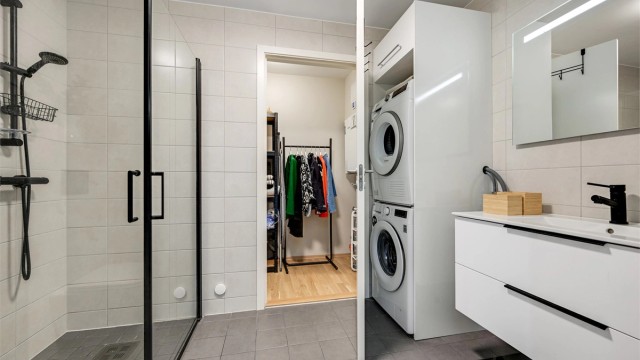 Innenfor badet ligger en praktisk bod/teknisk rom.