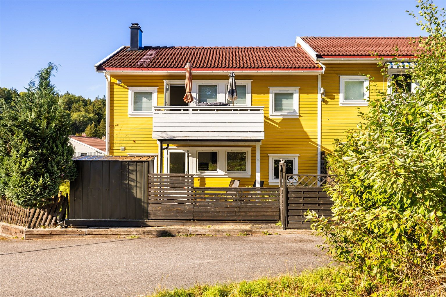 Leiligheten ligger i første etasje, og har en solrik terrasse med skjermet gjerde. Praktisk utebod er satt opp for ekstra oppbevaring.