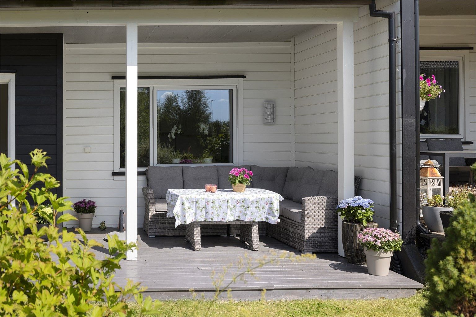 Den overbygde delen har god plass til en hyggelig sittegruppe.