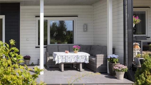 Den overbygde delen har god plass til en hyggelig sittegruppe.