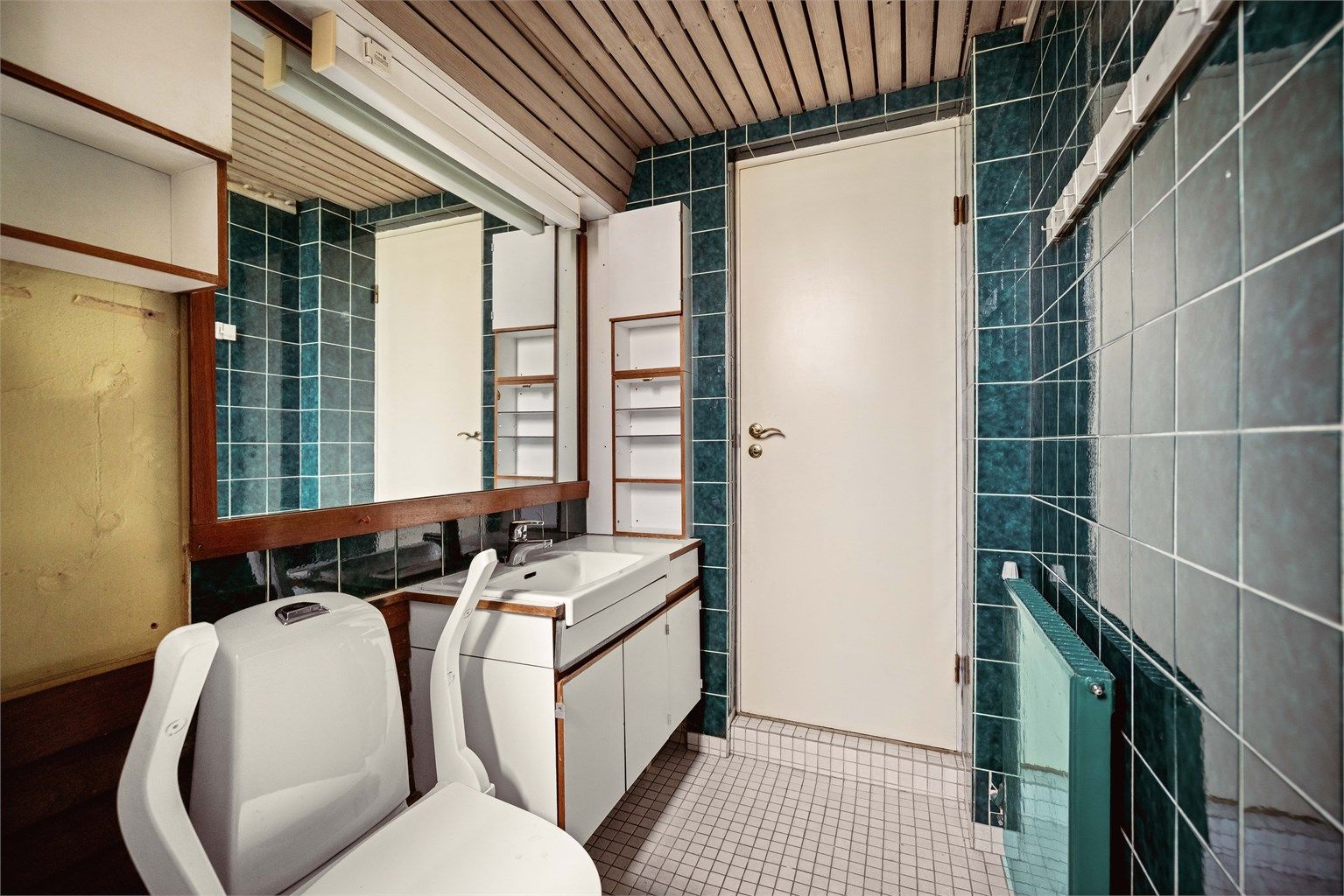 Badet har god størrelse og bra potensiale. Naboleilighet har utvidet badet, samt etablert baderom nr 2. Kjøper overtar ansvar og risiko for en slik prosess.