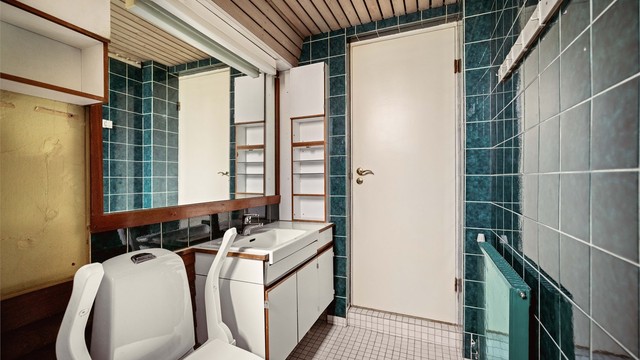 Badet har god størrelse og bra potensiale. Naboleilighet har utvidet badet, samt etablert baderom nr 2. Kjøper overtar ansvar og risiko for en slik prosess.