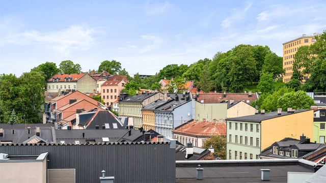 Eiendommen ligger svært sentralt i et område kjent for eldre og klassiske bygårder.