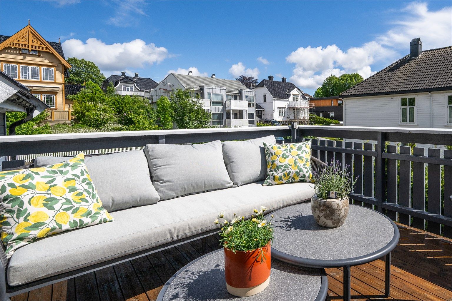 Balkongen er en fin forlengelse av stuen på sommerstid.