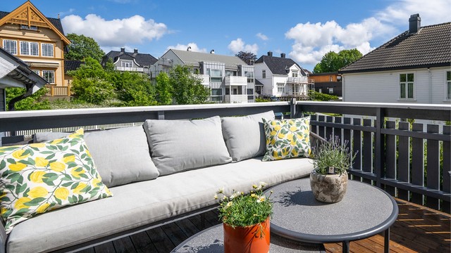 Balkongen er en fin forlengelse av stuen på sommerstid.