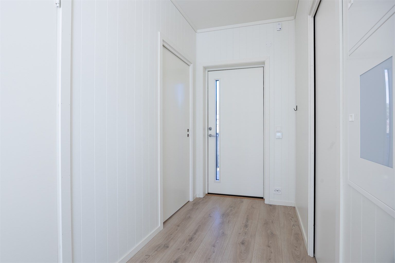 Lys og innbydende entré med vannbåren varme.