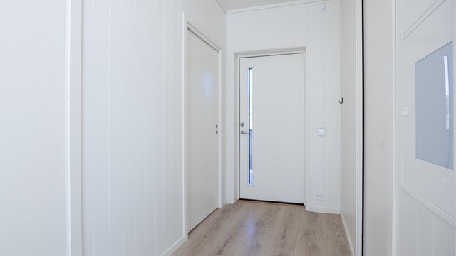 Lys og innbydende entré med vannbåren varme.