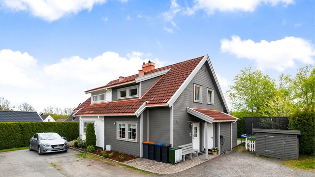 Gruset gårdsplass med plass til flere biler.