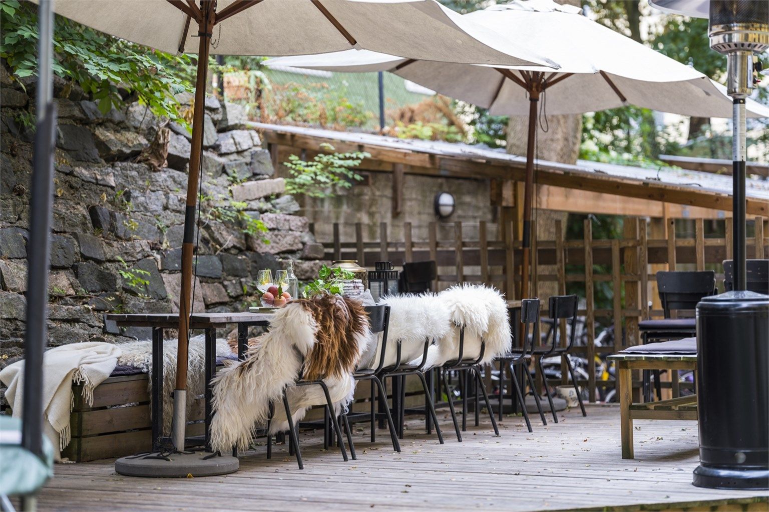 Hyggelig stemning i bakgården.