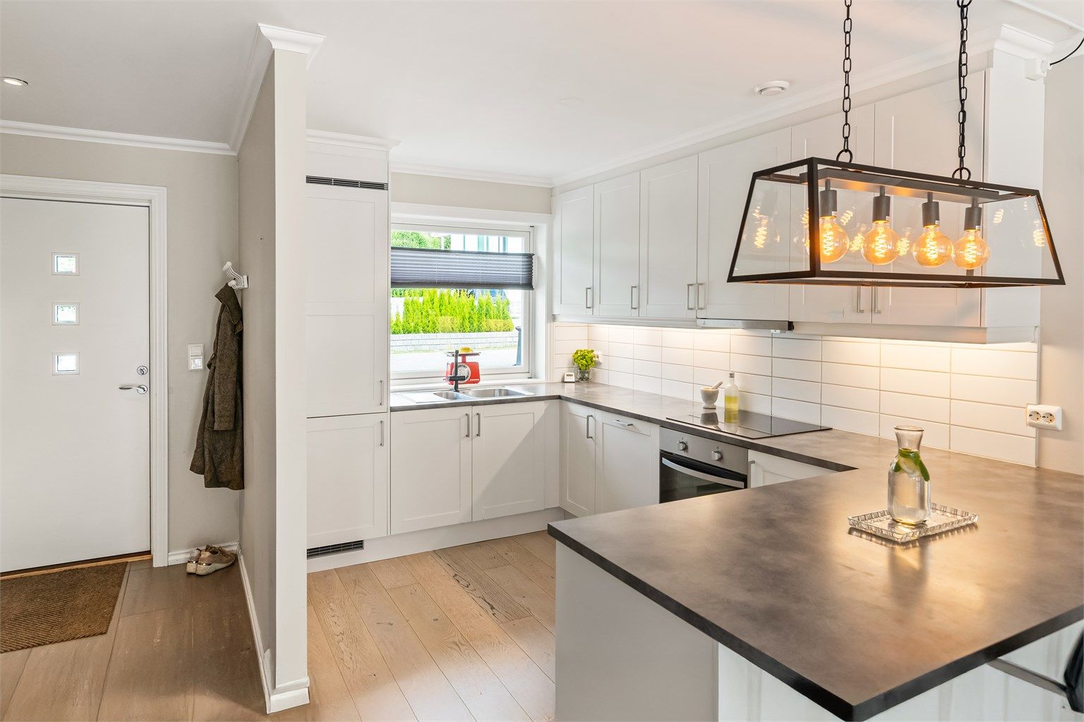 Kjøkkenet har godt med både skap og benkeplate samt en praktisk barløsning for de raskere hverdagsmåltidene 