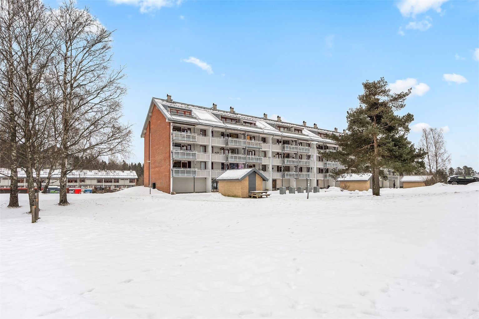 inngangsparti - to utvendige boder i blokkens inngangsparti