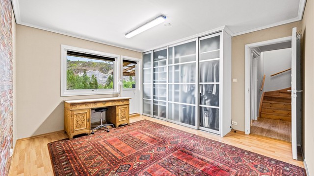 Rommet er innredet med en stor skyvedørsgarderobe som gir gode oppbevaringsmuligheter.